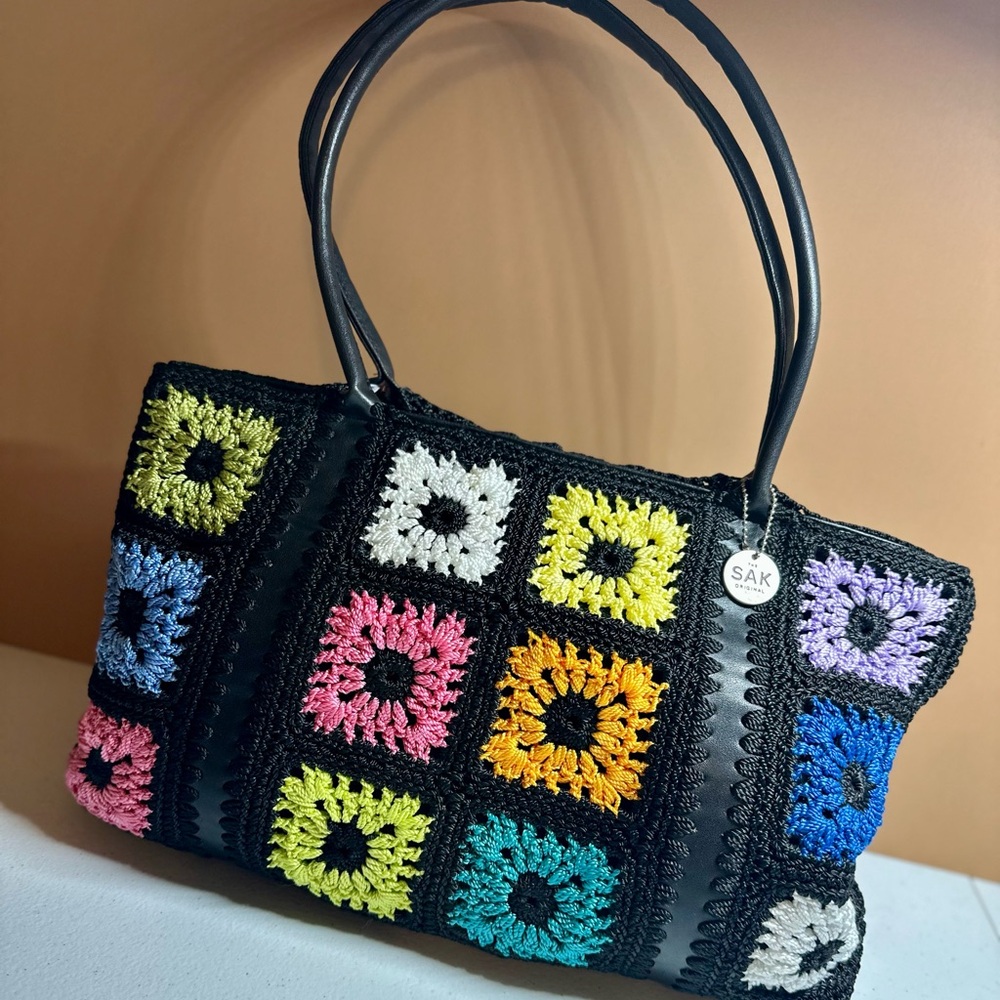 The Sak Original crochet flowers. EUC!